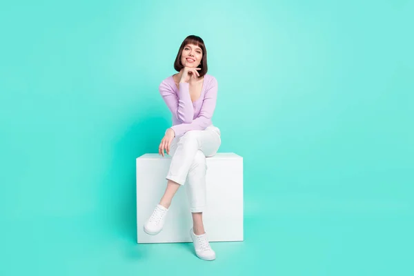 Longitud completa cuerpo tamaño foto mujer sentado usando ropa elegante tocando barbilla aislado color verde azulado fondo —  Fotos de Stock