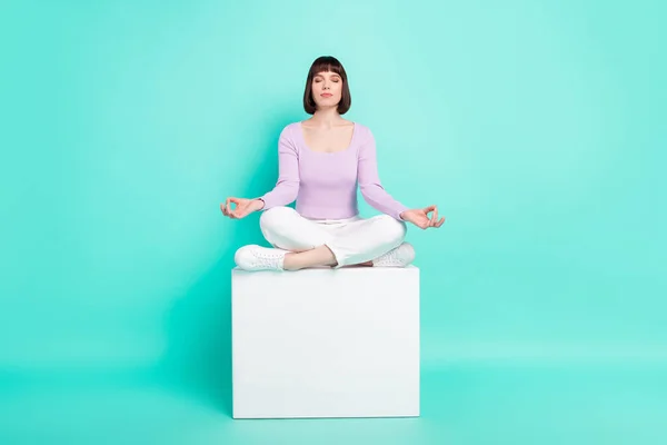 Plná délka tělo velikost fotografie žena sedí klidný cvičení jóga cvičení izolované světlé tyrkysové barvy pozadí — Stock fotografie