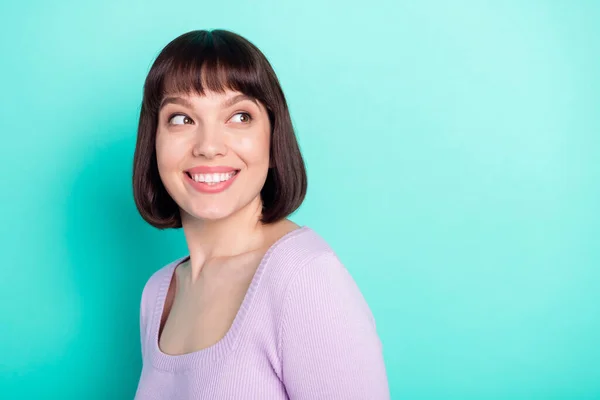 Foto retrato chica joven sonriendo usando suéter púrpura buscando copyspace feliz alegre aislado vibrante color verde azulado fondo —  Fotos de Stock