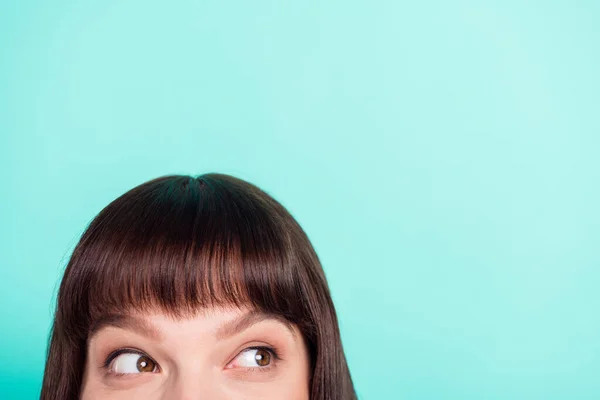 Gesneden foto brunette vrouw nieuwsgierig naar lege ruimte geïsoleerde levendige turquoise kleur achtergrond — Stockfoto