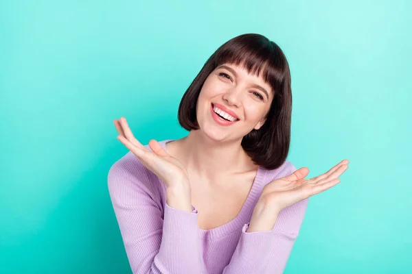 Photo portrait femme avec des cheveux Bob rire heureux heureux isolé vibrant fond de couleur sarcelle — Photo