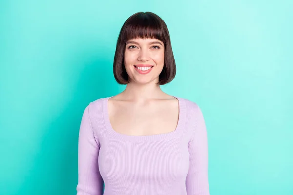 Foto portrét žena s bob vlasy s úsměvem v ležérní oblečení izolované světlé teal barva pozadí — Stock fotografie