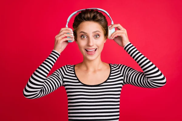 Portret kobiety z włosami Boba zdumiewa słuchanie muzyki w słuchawkach odizolowanych jasnoczerwony kolor tła — Zdjęcie stockowe