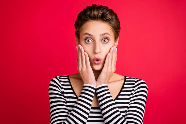 Foto von erstaunt schockiert überrascht junge Frau halten Hände Gesicht Wangenknochen isoliert auf rotem Hintergrund — Stockfoto
