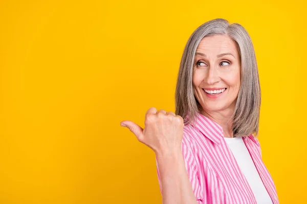 プロフィール側の写真の高齢ビジネス女性幸せな正の笑顔ポイント親指空のスペース広告隔離上の黄色の色の背景 — ストック写真