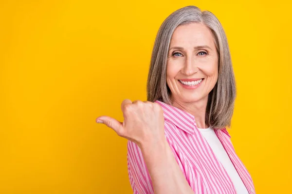 Profil côté photo de femme âgée heureux sourire positif point pouce vide espace direct promo vente isolé sur fond de couleur jaune — Photo