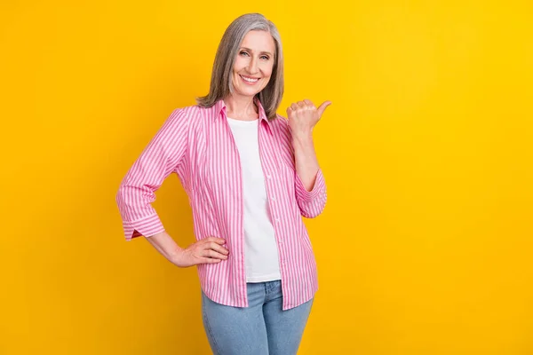 Fénykép idős nő boldog pozitív mosoly pont hüvelykujj üres tér hirdetési tanácsot válasszon sugallják elszigetelt sárga szín háttér — Stock Fotó