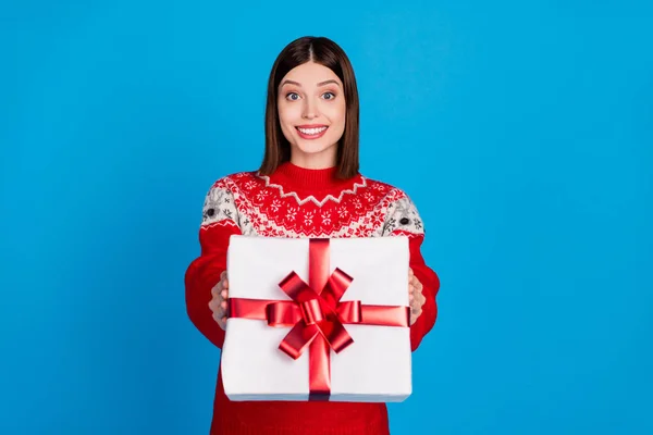 Foto mujer retrato en suéter de Navidad dando regalo en fiesta de año nuevo aislado vívido fondo de color azul — Foto de Stock