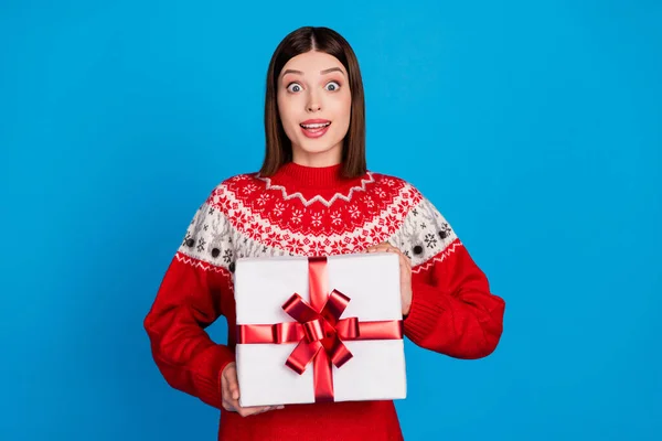 Photo portrait femme en chandail de Noël gardant grand présent étonné à la fête isolé fond de couleur bleu vif — Photo