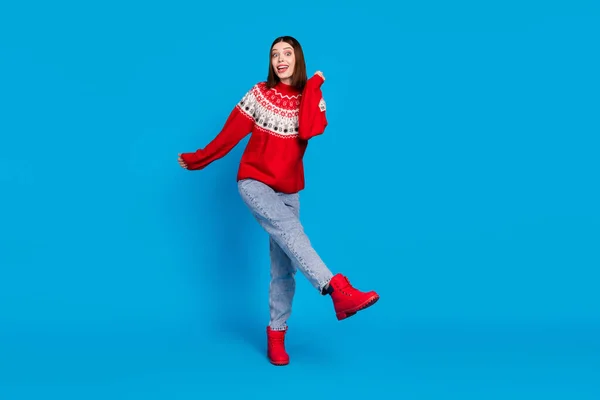 Comprimento total tamanho do corpo foto mulher em camisola vermelha dançando na festa isolado vívido azul cor de fundo — Fotografia de Stock