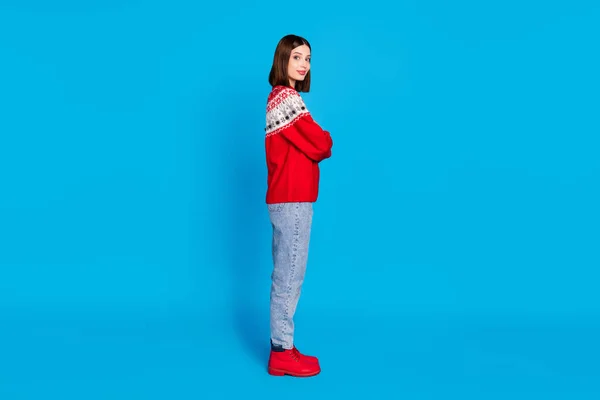 Повна довжина тіла фотографії жінки з схрещеними руками в червоному светрі ізольовані яскраво-синій колір фону — стокове фото