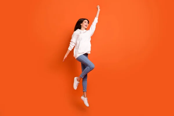 Tamanho do corpo de comprimento total vista de atraente motivado alegre menina saltando esforçando-se isolado sobre fundo de cor laranja brilhante — Fotografia de Stock