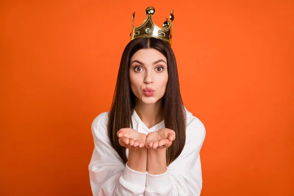 Retrato de chica amorosa atractiva con corona enviando beso de aire aislado sobre fondo de color naranja brillante —  Fotos de Stock