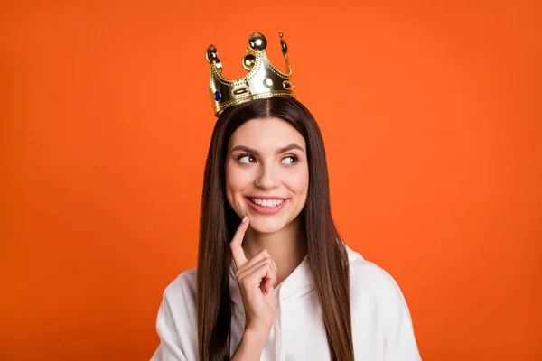 Retrato de chica alegre curiosa atractiva con corona adivinar fantasear espacio de copia aislado sobre fondo de color naranja brillante —  Fotos de Stock