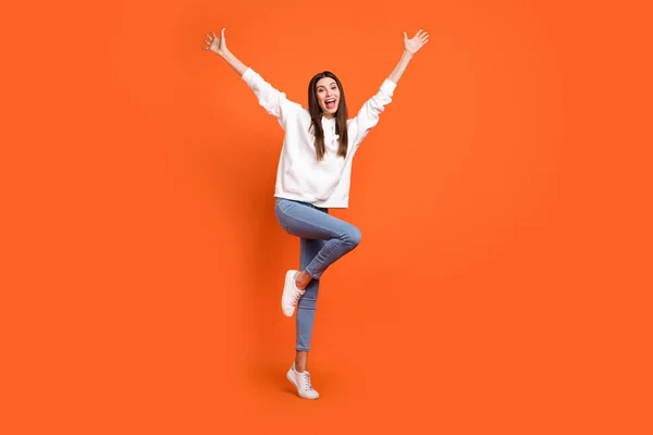 Longitud completa vista del tamaño del cuerpo de la atractiva chica alegre cuidadora bailando divertirse aislado sobre fondo de color naranja brillante —  Fotos de Stock