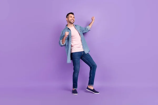 Full längd kropp storlek foto man ler dans på fest drömmande ser copyspace isolerad pastell violett färg bakgrund — Stockfoto