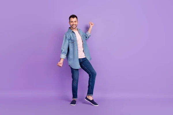 Full längd kropp storlek foto man elegant outfit leende dans på fest isolerad pastell violett färg bakgrund — Stockfoto
