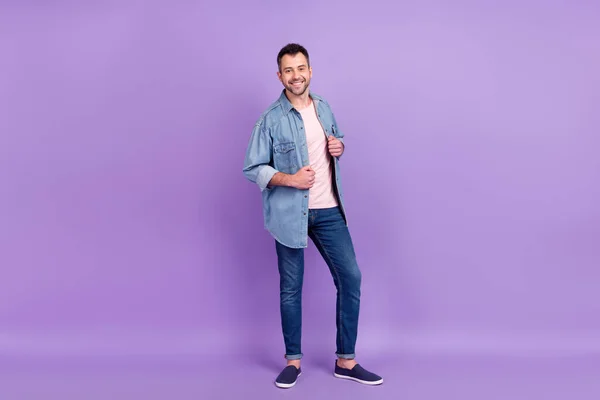 Full length φωτογραφία του νεαρού όμορφος άντρας χαρούμενος θετικό χαμόγελο αυτοπεποίθηση φορούν casual στολή που απομονώνονται σε μωβ φόντο χρώμα — Φωτογραφία Αρχείου
