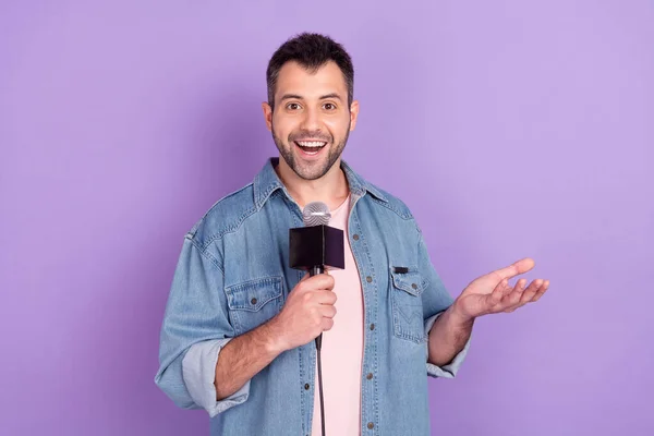 Foto de joven feliz sonrisa positiva reportaje de periodismo decir micrófono de noticias aislado sobre fondo de color púrpura — Foto de Stock