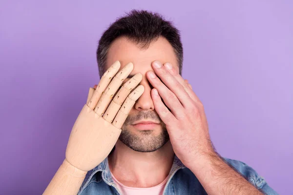 Foto do jovem sério fechar tampa olhos mãos prótese reabilitação incapacidade isolada sobre cor roxa fundo — Fotografia de Stock