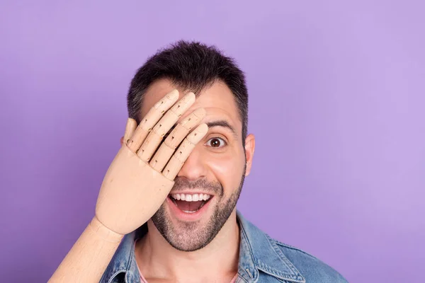 Foto de cara jovem feliz sorriso positivo fechar tampa olho prótese de mão de madeira isolada sobre fundo de cor roxa — Fotografia de Stock