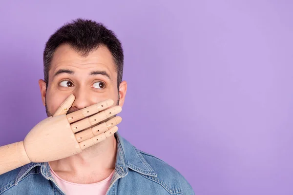 Foto retrato morena hombre buscando espacio vacío con la boca cerrada aislado pastel violeta color fondo —  Fotos de Stock