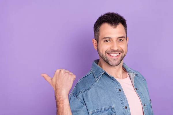 Foto retrato morena homem sorrindo apontando polegar copyspace isolado pastel cor violeta fundo — Fotografia de Stock