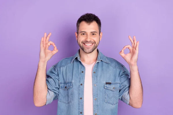 Fotografie mladého muže šťastný pozitivní úsměv show v pořádku inzerát doporučit znamení izolované přes fialové barvy pozadí — Stock fotografie