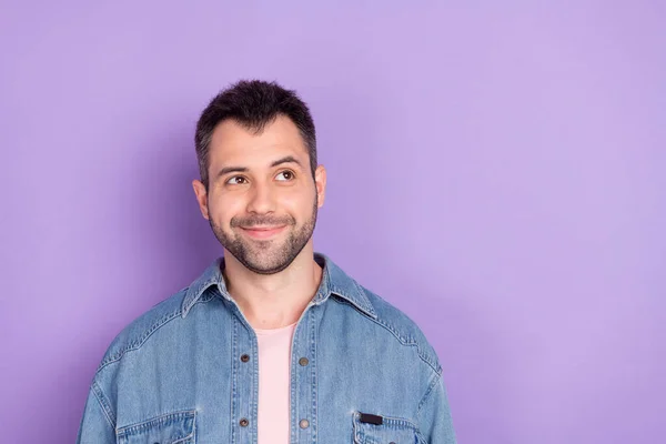 Foto de joven guapo hombre feliz sonrisa positiva pensar sueño mirar espacio vacío aislado sobre fondo de color violeta — Foto de Stock