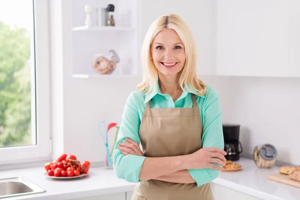 Foto von reifen Frau glücklich positives Lächeln gekreuzte Hände zuversichtlich tragen Schürze Koch Küche Koch drinnen — Stockfoto