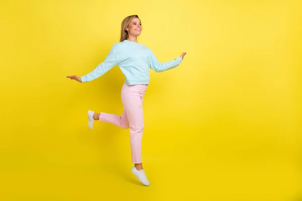 Longitud completa vista del tamaño del cuerpo de la chica bastante alegre saltando va espacio de copia de buen humor aislado sobre fondo de color amarillo brillante —  Fotos de Stock