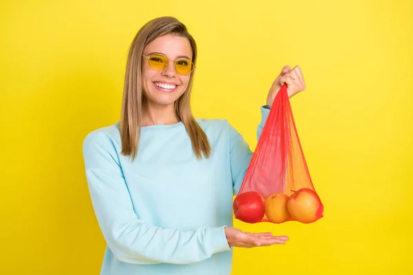 Retrato de menina alegre atraente segurando saco maçãs dieta orgânica supermercado isolado sobre fundo de cor amarela brilhante — Fotografia de Stock