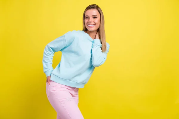 Retrato de atractiva chica alegre bailando posando divertirse discoteca copia espacio aislado sobre fondo de color amarillo brillante — Foto de Stock