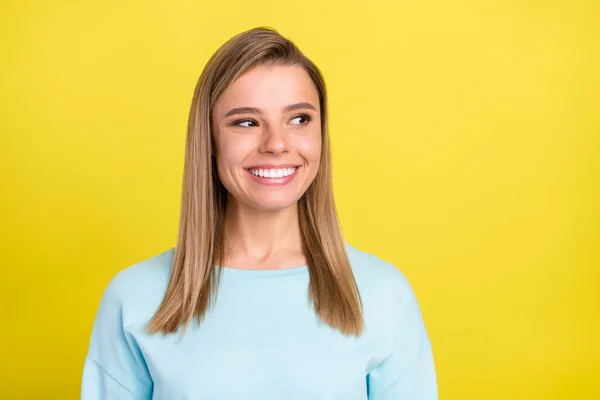 Ritratto di attraente ragazza allegra che indossa maglione blu pensando guardando da parte spazio copia isolato su sfondo di colore giallo brillante — Foto Stock