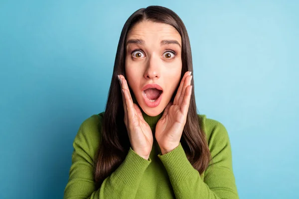 Portret van aantrekkelijke verbaasd funky meisje grimmig groot plotseling nieuws reactie geïsoleerd over helder blauwe kleur achtergrond — Stockfoto