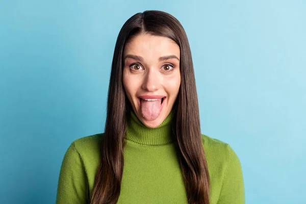 Portret van aantrekkelijke vrolijke funky meisje tonen tong uit gek geïsoleerd over helder blauwe kleur achtergrond — Stockfoto