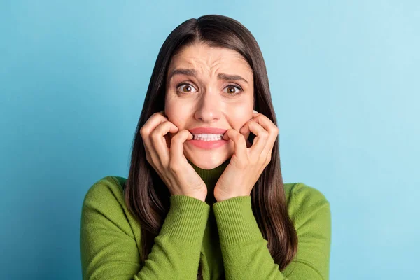 Ritratto di attraente ragazza disperata che morde unghie aspettandosi cattive notizie isolate su sfondo di colore blu brillante — Foto Stock