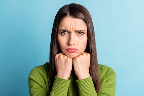 Portret van aantrekkelijke humeurig beledigd meisje blazen lippen niet geïsoleerd over helder blauw kleur achtergrond — Stockfoto