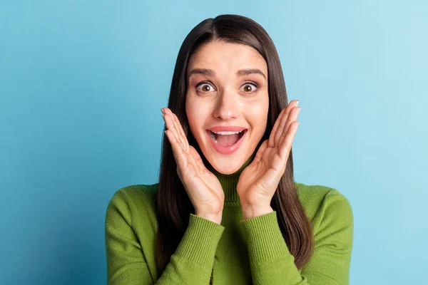 Porträtt av attraktiva glada flickaktig förvånad flicka som har roligt goda nyheter isolerad över klarblå färg bakgrund — Stockfoto