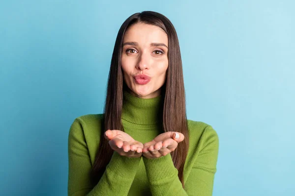 Retrato de chica amorosa dulce alegre atractiva enviándole beso de aire aislado sobre fondo de color azul brillante —  Fotos de Stock