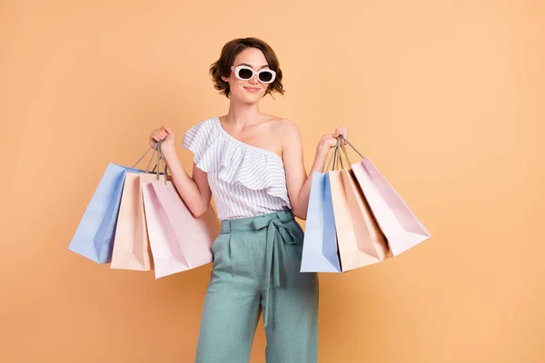 Foto van jong meisje gelukkig positieve glimlach winkel zwart vrijdag geïsoleerd over beige kleur achtergrond — Stockfoto