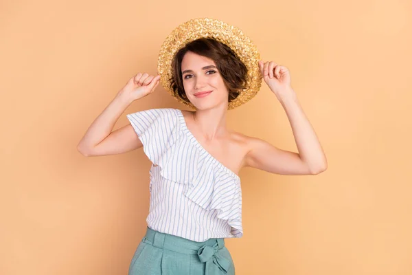 Φωτογραφία του νεαρού ελκυστικό κορίτσι ευτυχής θετικό χαμόγελο φορούν καπέλο καλοκαιρινό ταξίδι απομονωμένο σε μπεζ φόντο χρώμα — Φωτογραφία Αρχείου