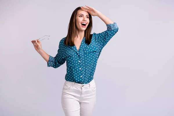 Foto retrato mujer de negocios con camisa punteada mirando hacia adelante alegre aislado fondo de color gris —  Fotos de Stock