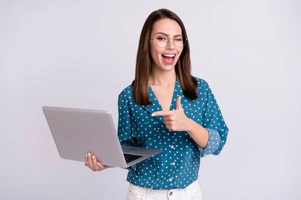 Zdjęcie śmieszne brunetka włosy pracownik pani punkt laptop nosić okulary niebieska koszula izolowane na szarym tle kolor — Zdjęcie stockowe