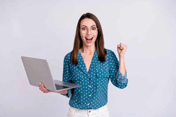 Portré vonzó trendi vidám lány gazdaság segítségével laptop szórakozás elszigetelt szürke pasztell szín háttér — Stock Fotó