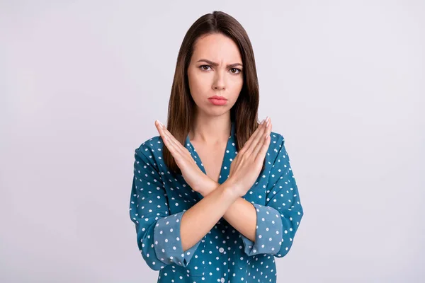 Retrato de atractiva chica de pelo castaño de moda que no muestra signos de palmeras cruzadas aisladas sobre fondo de color pastel gris —  Fotos de Stock