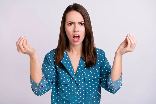 Retrato de atractiva furia chica preocupada diciendo pretensión mala noticia reacción aislado sobre gris pastel color fondo — Foto de Stock