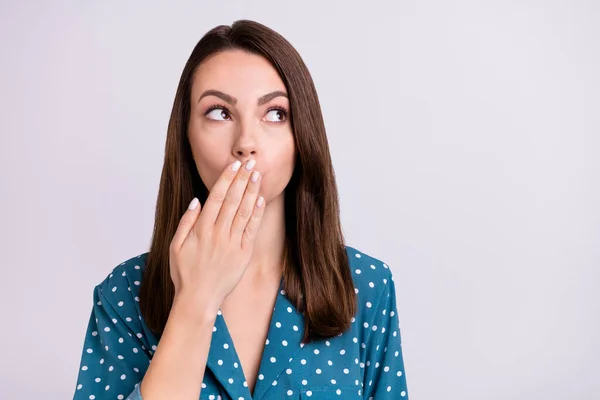 Portret van aantrekkelijk onzeker minded meisje dragen formele shirt sluiten mond kijken kopie lege ruimte geïsoleerd over grijs pastel kleur achtergrond — Stockfoto