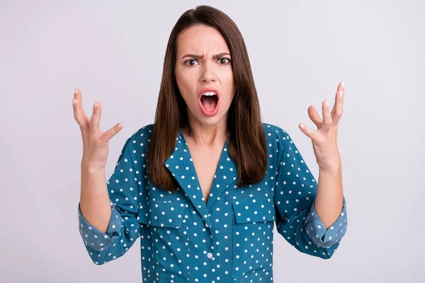 Retrato de chica agresiva furia atractiva usando camisa formal gritando culpándote aislado sobre fondo de color pastel gris —  Fotos de Stock