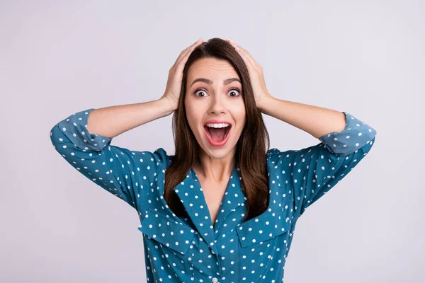 Portret van aantrekkelijke gelukkige vrolijke verbaasd meisje dragen formele shirt groot nieuws reactie verkoop geïsoleerd over grijs pastel kleur achtergrond — Stockfoto
